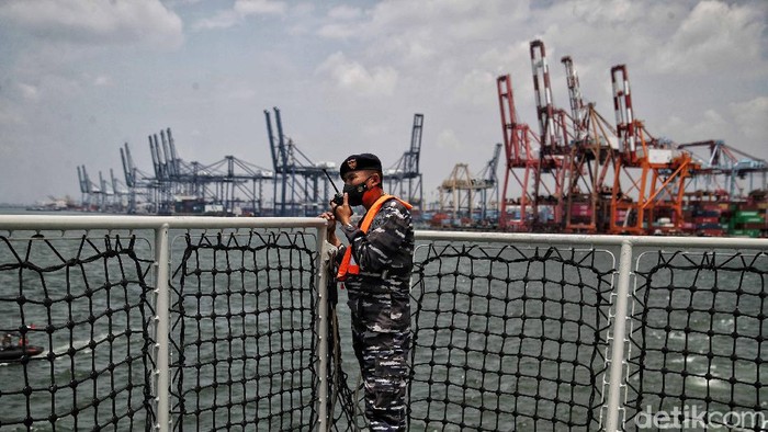 Doa Lintas Agama di Atas KRI Semarang Memperingati HUT ke-76, TNI AL menggelar doa bersama lintas agama di atas KRI Semarang-594 di perairan laut Jakarta.