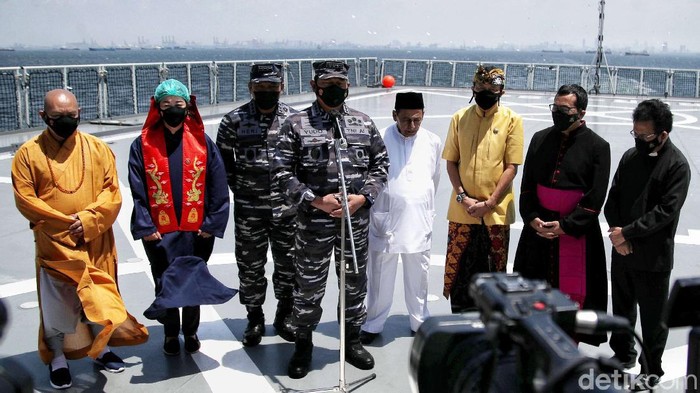 Doa Lintas Agama di Atas KRI Semarang Memperingati HUT ke-76, TNI AL menggelar doa bersama lintas agama di atas KRI Semarang-594 di perairan laut Jakarta.
