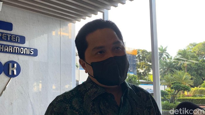 Sejumlah tamu beraktivitas di dekat logo baru Kementerian Badan Usaha Milik Negara (BUMN) di Gedung Kementerian BUMN, Jakarta, Kamis (2/7/2020). Kementerian BUMN meluncurkan logo baru pada Rabu (1/7) yang menjadi simbolisasi dari visi dan misi kementerian maupun seluruh BUMN dalam menatap era kekinian yang penuh tantangan sekaligus kesempatan. ANATAR FOTO/Aprillio Akbar/nz