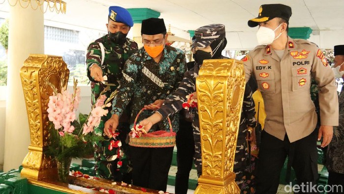 Jelang Hari Jadi Kota Bandung ke-211, Forkopimda melakukan ziarah kubur ke makam para bupati Bandung. Ziarah kubur dipimpin Wali Kota Bandung Oded M Danial.