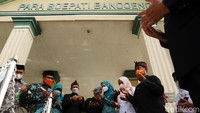 Ziarah kubur ini dipimpin langsung Wali Kota Bandung Oded M Danial dan Wakil Wali Kota Bandung Yana Mulyana beserta jajarannya.