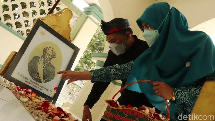 Formkompimda Bandung Ziarah Kubur ke Makam Para Bupati Jelang Hari Jadi Kota Bandung ke-211, Forkopimda melakukan ziarah kubur ke makam para bupati Bandung. Ziarah kubur dipimpin Wali Kota Bandung Oded M Danial.