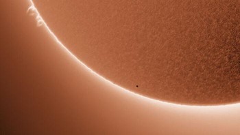 Titik hitam itu adalah Planet Merkurius. Foto: Reddit via Bored Panda