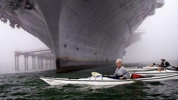 Supercarrier vs manusia. Foto: Reddit via Bored Panda