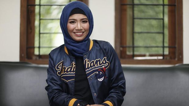 Foto Dr. Devie Rahmawati,M.Hum.