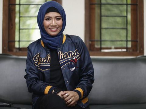 Foto Dr. Devie Rahmawati,M.Hum.