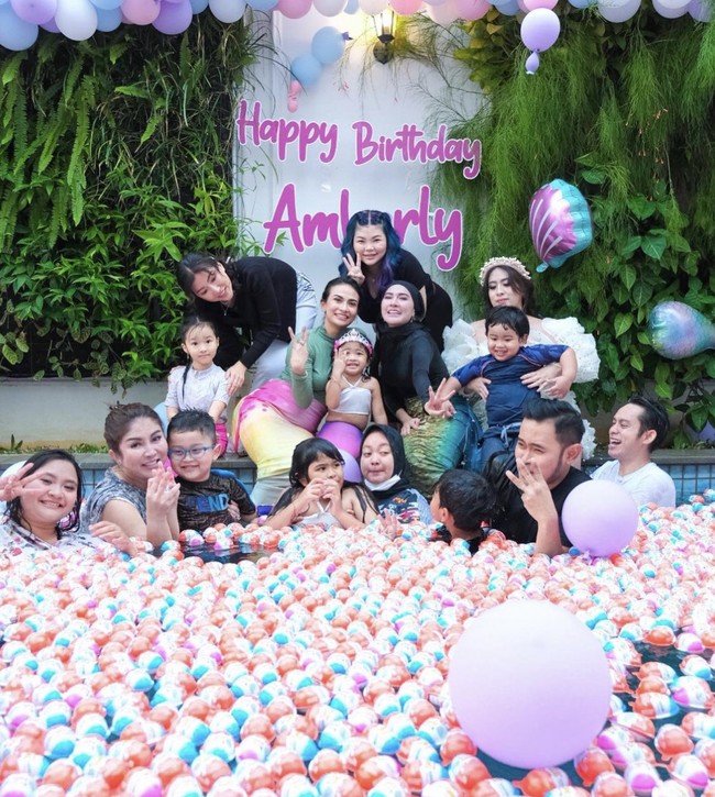 Untuk memeriahka acara ulang tahun, Shandy dan Gilang turut mengundang selebriti dan kerabat terdekat. Seperti Maharanikemala, Sawendah dan Vanessa Angel.  Foto: Dok.Instagram @shandypurnamasari.