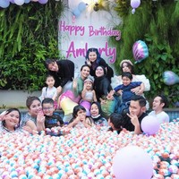 Untuk memeriahka acara ulang tahun, Shandy dan Gilang turut mengundang selebriti dan kerabat terdekat. Seperti Maharanikemala, Sawendah dan Vanessa Angel.  Foto: Dok.Instagram @shandypurnamasari.