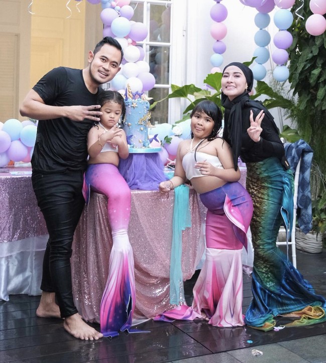 Tak hanya merayakan ulang tahun, Shandy dan Gilang juga berbagi kebahagiaan dengan membagikan camilan tersebut ke anak-anak yang membutuhkan. Aku mau bagiin kinderjoynya kalian anak yang ga kesampean beli kinderjoy dan setengahnya dikasi ke panti asuhan juga. kira totalnya brp rupiah hayo 😂😂 yang aku kasi aku langsung komenin (dapat) ya kayak biasanya, tutur Shandy. Foto: Dok.Instagram @shandypurnamasari.