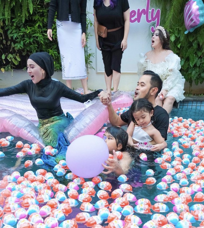 Shandy, Gilang dan tamu undangan mengenakan kostum sirip ikan ala putri duyung alias mermaid di ulang tahun anak crazy rich Malang tersebut. Acara pun berlangsung meriah dan suka cita. Foto: Dok.Instagram @shandypurnamasari.