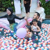 Shandy, Gilang dan tamu undangan mengenakan kostum sirip ikan ala putri duyung alias mermaid di ulang tahun anak crazy rich Malang tersebut. Acara pun berlangsung meriah dan suka cita. Foto: Dok.Instagram @shandypurnamasari.