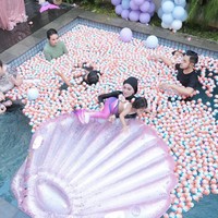 Warganet membanjiri kolom komentar di akun Instagram Shandy. Ada yang menebak harga dan memberi tanggapan tentang lautan Kinder Joy. Buanyak banget nih pasti totalnya pokoknya jangan sampe anakku liat ini yg ada nangis kejer minta beliin enggak pernah di beliin soalnya mahal buanget😂😂, tulis @s_ekarayusukmaningrum. Waaahhh Rp 13 ribu x 4000 = Rp 52 juta buat beli kinderjoy...... tutur @v3ayularaningtyas. Foto: Dok.Instagram @shandypurnamasari.