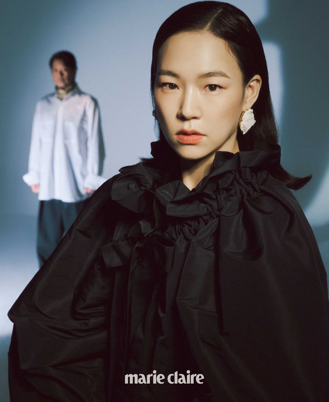 Berlatar tahun 1999, Hometown menceritakan kasus pembunuhan berantai di kota kecil dan penemuan rekaman yang misterius. Han Ye Ri berperan sebagai Jo Jung Hyun, adik dari korban peristiwa teror itu. Foto: dok. Marie Claire