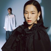 Berlatar tahun 1999, Hometown menceritakan kasus pembunuhan berantai di kota kecil dan penemuan rekaman yang misterius. Han Ye Ri berperan sebagai Jo Jung Hyun, adik dari korban peristiwa teror itu. Foto: dok. Marie Claire