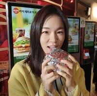 Lulusan Universitas Nasional Korea ini mengawali kariernya dengan membintangi sejumlah film pendek pada 2006. Han Ye Ri resmi memulai debut di layar kaca pada 2010 lewat drama Korea Road No.1. Foto: dok. Instagram hanyeri_official