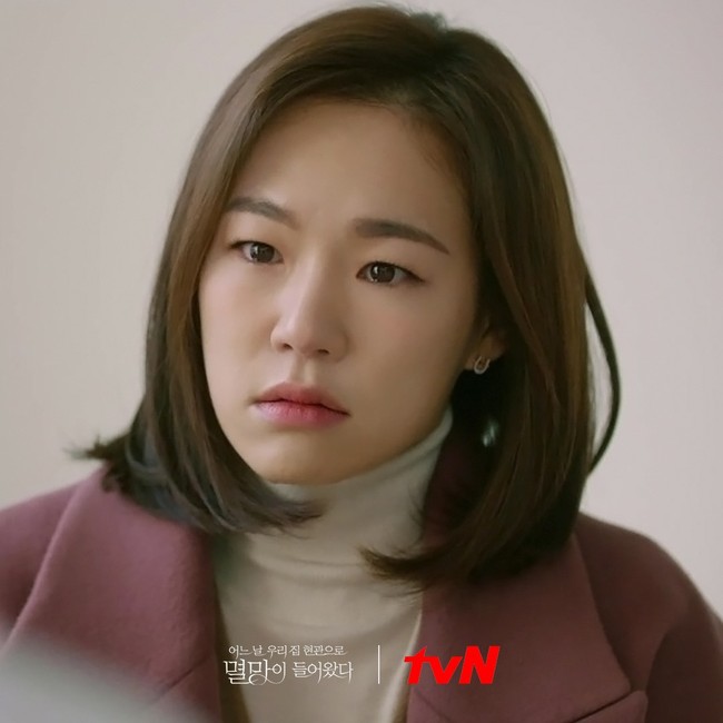 Pemilik nama asli Kim Ye Ri itu bahkan sempat menjadi cameo drama Korea Doom at Your Service dalam episode tiga. Ia berperan sebagai ‘pasien’ Seo In Guk yang dihipnotis dan salah masuk ruangan. Foto: dok. tvN