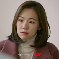 Pemilik nama asli Kim Ye Ri itu bahkan sempat menjadi cameo drama Korea Doom at Your Service dalam episode tiga. Ia berperan sebagai ‘pasien’ Seo In Guk yang dihipnotis dan salah masuk ruangan. Foto: dok. tvN