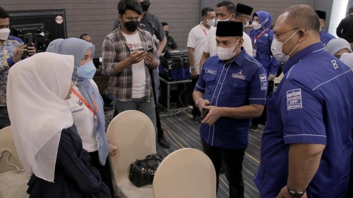 Hasil Musda di Bawa DPP, Muslim Optimis Pimpin Demokrat Aceh Anggota Komisi IV DPR RI yang juga kandidat calon Ketua DPD Partai Demokrat Provinsi Aceh Muslim mengaku optimis akan memimpin Partai Demokrat di Provinsi Aceh.
Rasa optimis itu karena 13 DPC dari 23 DPC Kota dan Kabupaten se-Provinsi Aceh telah menyatakan sikap dukungan pada dirinya.