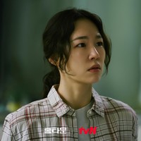 Tahun ini, Han Ye Ri membintangi drama Korea Hometown yang tayang di tvN. Ia dipasangkan dengan Yoo Jae Myung yang populer lewat Vincenzo dan Uhm Tae Goo yang membintangi Night in Paradise. Foto: dok. tvN