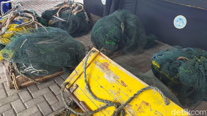 Enam kapal nelayan di Jatim diamankan kerena melakukan illegal fishing. Nelayan menangkap ikan dengan jaring yang tidak sesuai aturan, yakni jenis trawl.