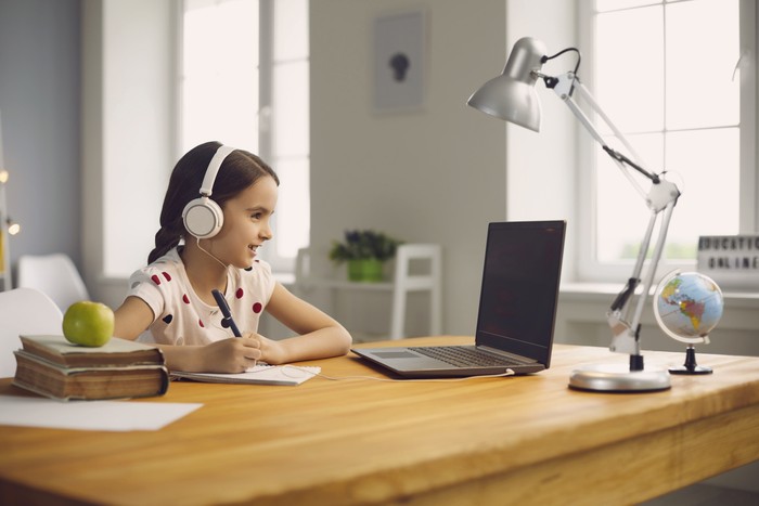 Ilustrasi anak sekolah online