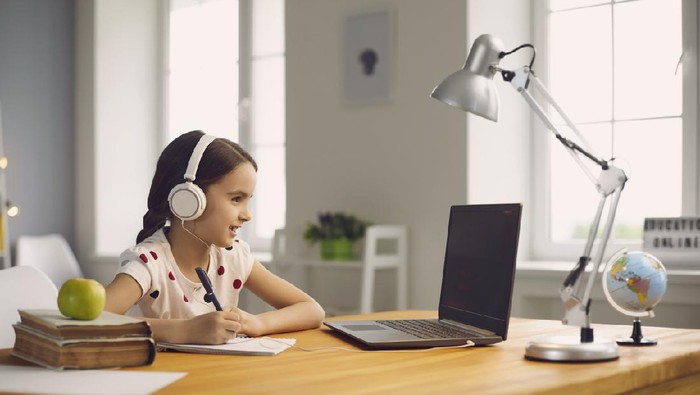 Ilustrasi anak sekolah online
