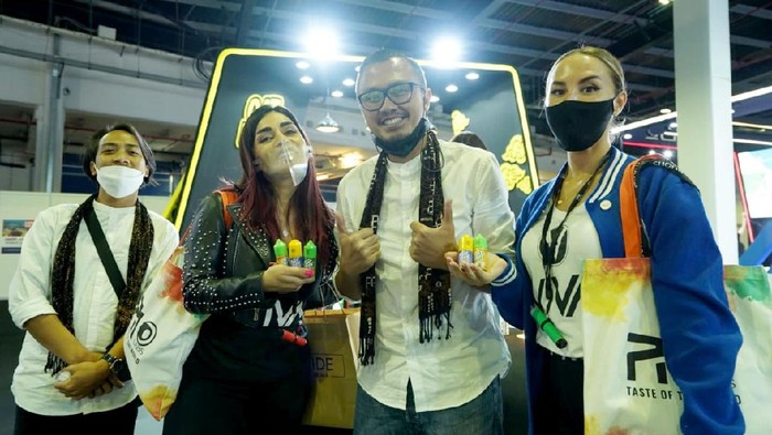 Satu lagi badan usaha karya anak muda asal Indonesia yang berhasil go internasional. Kali ini giliran unit usaha yang banyak diganderungi kaum remaja dewasa.

Yups, Jakarta Vapor Shop (JVS) dan Steam Queen Juice yang kini berhasil mendapat kesempatan memasarkan barang dagangan mereka ke dunia.