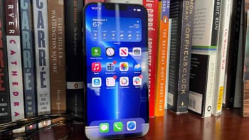 iPhone 13 Pro Max ukuran layarnya 6,7 inch OLED Super Retina XDR yang mendukung refresh rate adaptif dari 10Hz hingga 120Hz. Apple mengklaim ponsel barunya ini punya tampilan paling terang yang pernah ada di iPhone dengan kecerahan luar ruangan maksimal 25% lebih tinggi, yakni pada 1.000 nits. Foto: Todd Haselton/CNBC