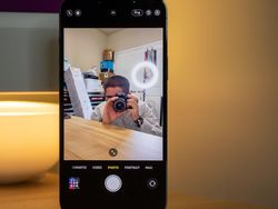 Menggenggam HP Sultan iPhone 13 Pro Max