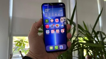 Raksasa teknologi asal Cupertino ini memberikan perlindungan Ceramic Shield, dan tahan air IP68 (6 meter hingga 30 menit) di iPhone 13 Pro Max. Foto: Todd Haselton/CNBC