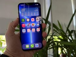 Menggenggam HP Sultan iPhone 13 Pro Max