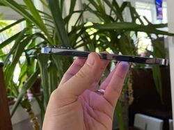 Menggenggam HP Sultan iPhone 13 Pro Max