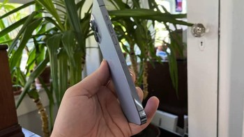 Kamera menjadi kekuatannya. Baik iPhone 13 Pro dan iPhone 13 Pro Max dibekali kamera wide anyar yang punya sensor berukuran 1,9 mikron pixel dan aperture f/1.5. Apple mengklaim ini menjadi sensor terbesar yang pernah dipasang di iPhone. Foto: Todd Haselton/CNBC