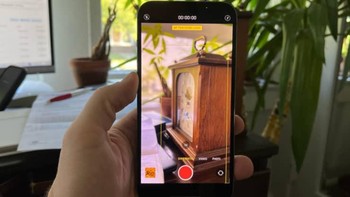 Phone 13 Pro dan iPhone 13 Pro Max dibekali kamera wide anyar yang punya sensor berukuran 1,9 mikron pixel dan aperture f/1.5. Apple mengklaim ini menjadi sensor terbesar yang pernah dipasang di iPhone. Foto: Todd Haselton/CNBC