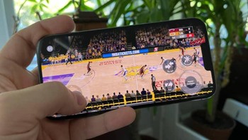 Walaupun bongsor, sepertinya masih cukup nyaman dalam genggaman. Foto: Todd Haselton/CNBC