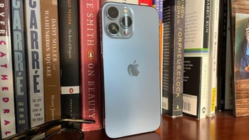 iPhone 13 Pro Max adalah yang paling mahal dan paling besar ukurannya. Foto: Todd Haselton/CNBC