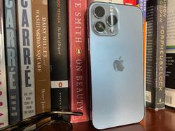 Menggenggam HP Sultan iPhone 13 Pro Max