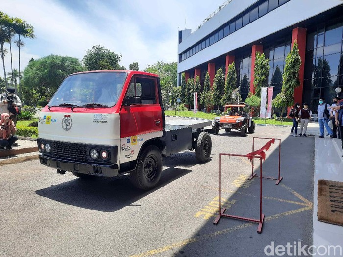 Kendala truk muatan di daerah ialah antre mengisi bahan bakar. Tim riset pengembangan kendaraan listrik autonom Institut Teknologi Telkom Surabaya (ITTS), membuat inovasi truk listrik untuk mengurangi pengunaan bakan bakar.
