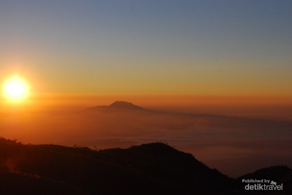 Golden Sunrise Mt Prau