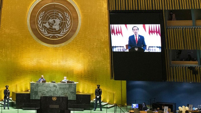 Presiden Joko Widodo (Jokowi) menyampaikan pidatonya dalam sidang umum ke-76 PBB. Jokowi menyampaikan sejumlah isu termasuk penanganan pandemi COVID-19 di seluruh negara.