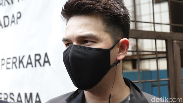 Jonathan Frizzy dan Dhena Devanka bertemu di sidang cerai