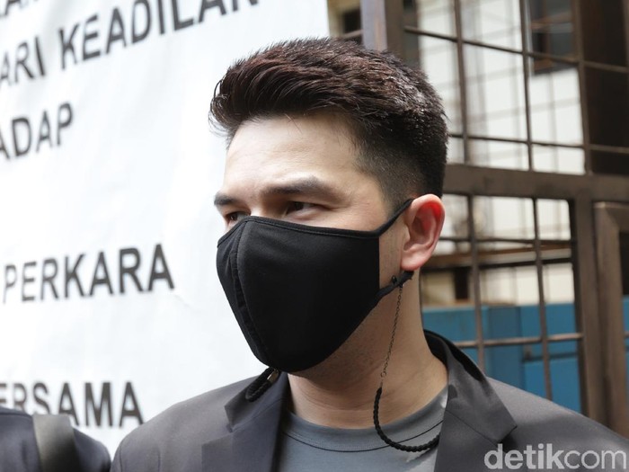 Jonathan Frizzy dan Dhena Devanka bertemu di sidang cerai