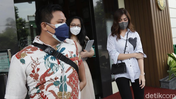 Jonathan Frizzy dan Dhena Devanka bertemu di sidang cerai