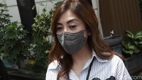 Di sisi lain, Dhena Devanka juga mengatakan bukti yang diberikan itu adalah video pada 2019. Ia mengaku tak melakukan KDRT, buktinya wajah Ijonk baik-baik saja. Foto: Palevi/detikHOT