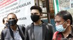 Foto Jonathan Frizzy-Dhena Devanka Bertemu di Sidang Cerai
