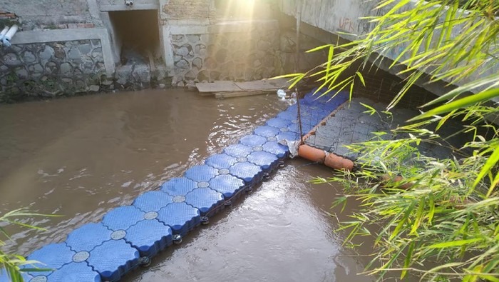Kali di dekat Kelurahan Rawa Bunga telah bersih dari sampah.