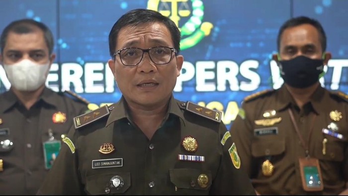 Kapuspenkum Kejagung, Leonard Eben Ezer