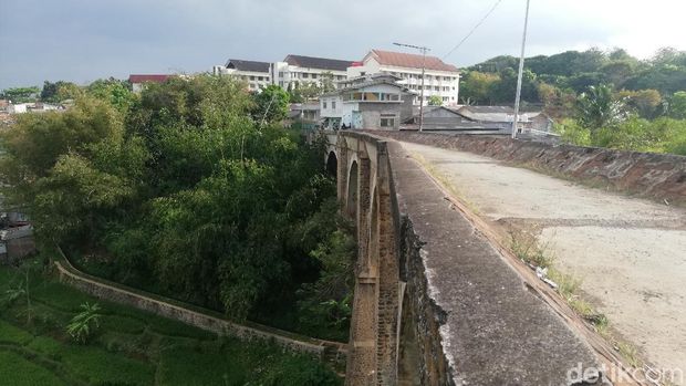 Jembatan Cincin yang berada di  Cisaladah, Desa Cikuda, Jatinangor, Sumedang, masih berdiri kokoh hingga saat ini.