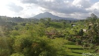 Gunung manglayang tampak disebelah Barat dilihat dari jembatan Cincin.