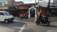 Gang Mawar 5 yang berjarak sekitar 100 meter dari Kantor Kecamatan Jatinangor yang berada dipinggir jalan, menjadi salah satu akses masuk ke jembatan Cincin.